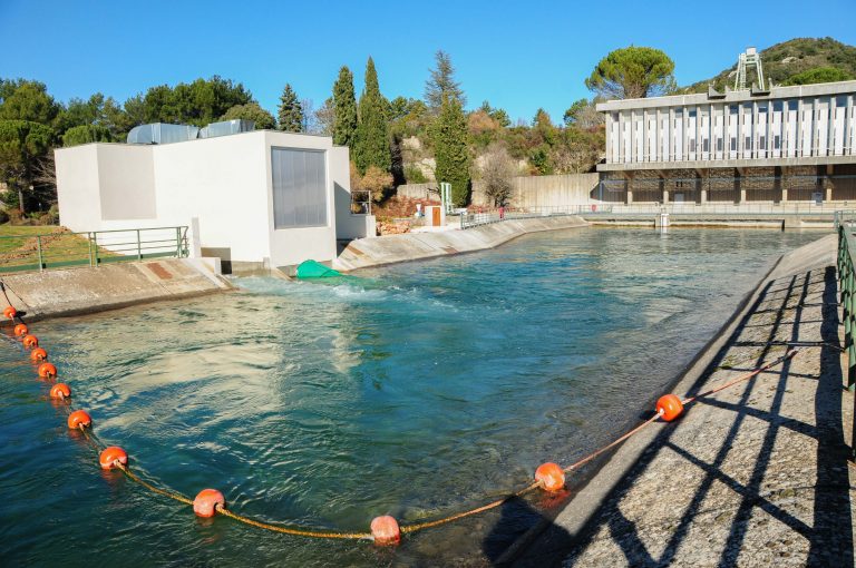 Photo du Canal de Rians, de la centrale hydro-électrique et du centre d'exploitation