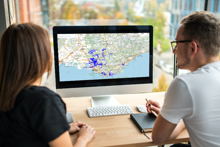 Deux personnes regardant la carte des réseaux scp sur un ordinateur