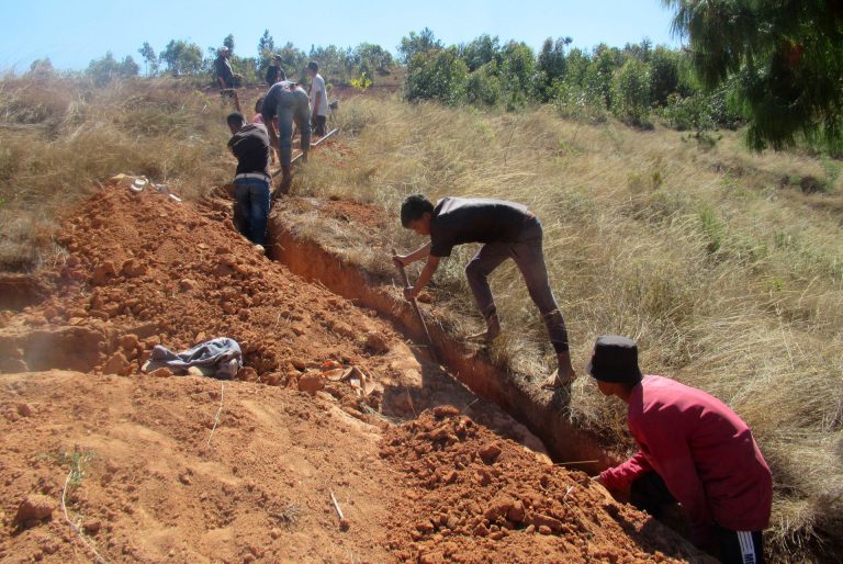 équipe travaillant sur le chantier d'irrigation de l'école.