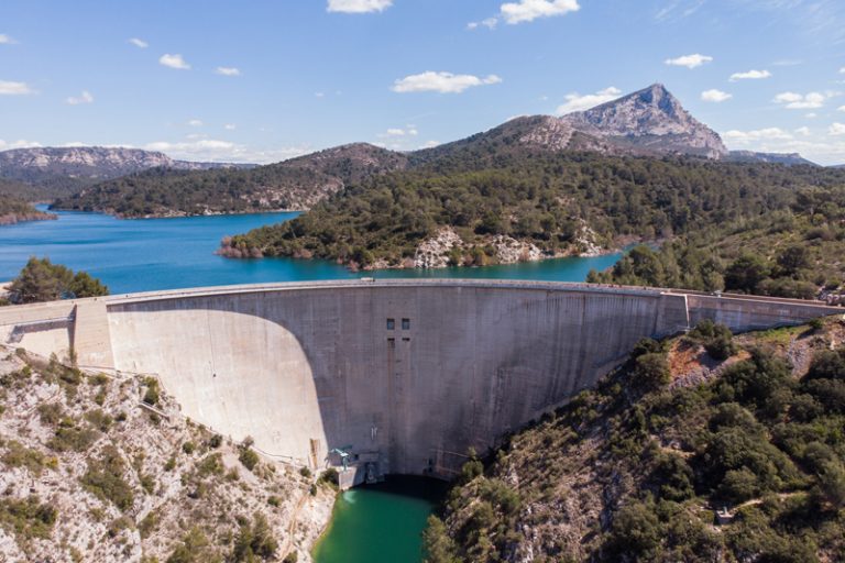 Photo du barrage de Bimont au pied de la montagne Sainte-Victoire